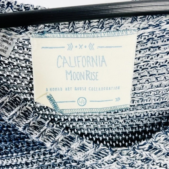 CALIFORNIA MOONRISE Gray Fringe Poncho Sweater Size Large - Picture 8 of 9